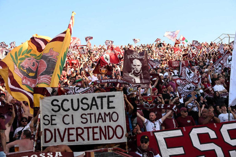 Arezzo promosso in Serie B, Alternativa Comune avverte: “Attenzione, potreste divertirvi troppo”