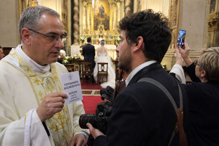 Arezzo, il nuovo sacrilegio è il cugino con la Nikon: senza tesserino un si fotografa nemmeno la comunione