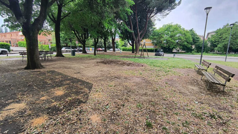 Arezzo, chiuse le aree gioco per bambini: “Così finalmente non romperanno più le altalene da soli”
