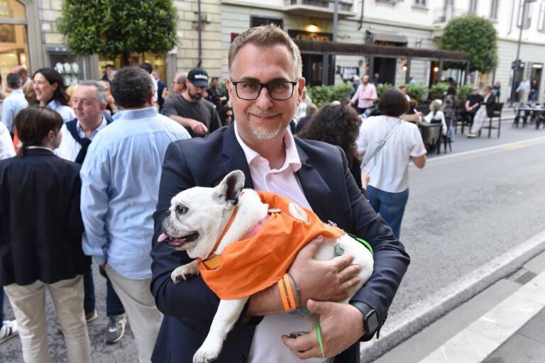Comanducci chiude la campagna col brindisi: “Dopo 200 incontri gli aretini sanno chi sono”. I superstiti confermano.