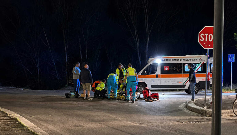 Pedone investito nella notte ad Arezzo: 59enne trasportato in codice rosso al San Donato