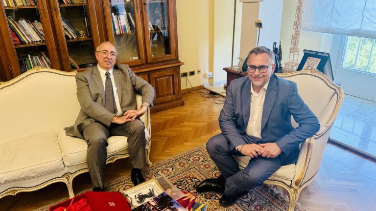 Arezzo, timbri e foto col Prefetto certificano l’ineluttabile: la nuova amministrazione è partita davvero