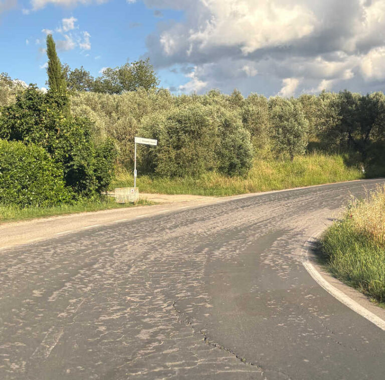 Setteponti, più che una provinciale pare una carta geografica: i ciclisti chiedono attenzione
