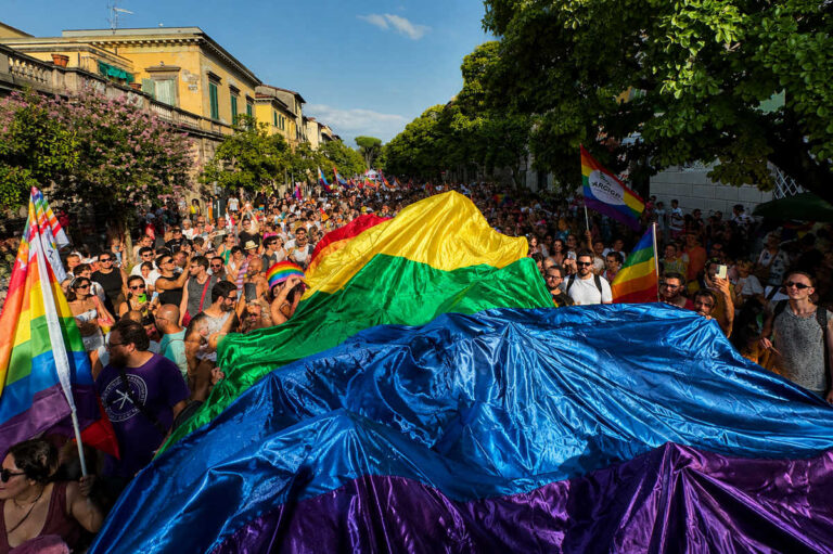 Da Arezzo parte il pullman arcobaleno: «Un s’era ancora finito di fare i bagagli che i posti erano già spariti»