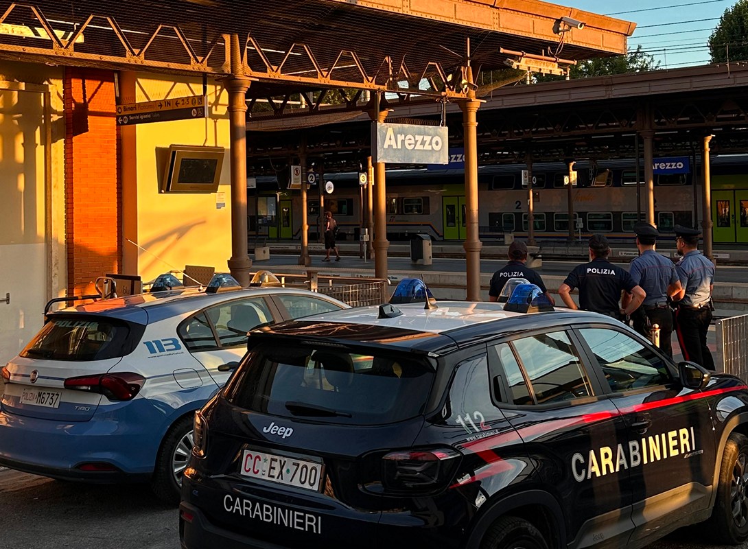 Stazione di Arezzo-Carabinieri e Polizia