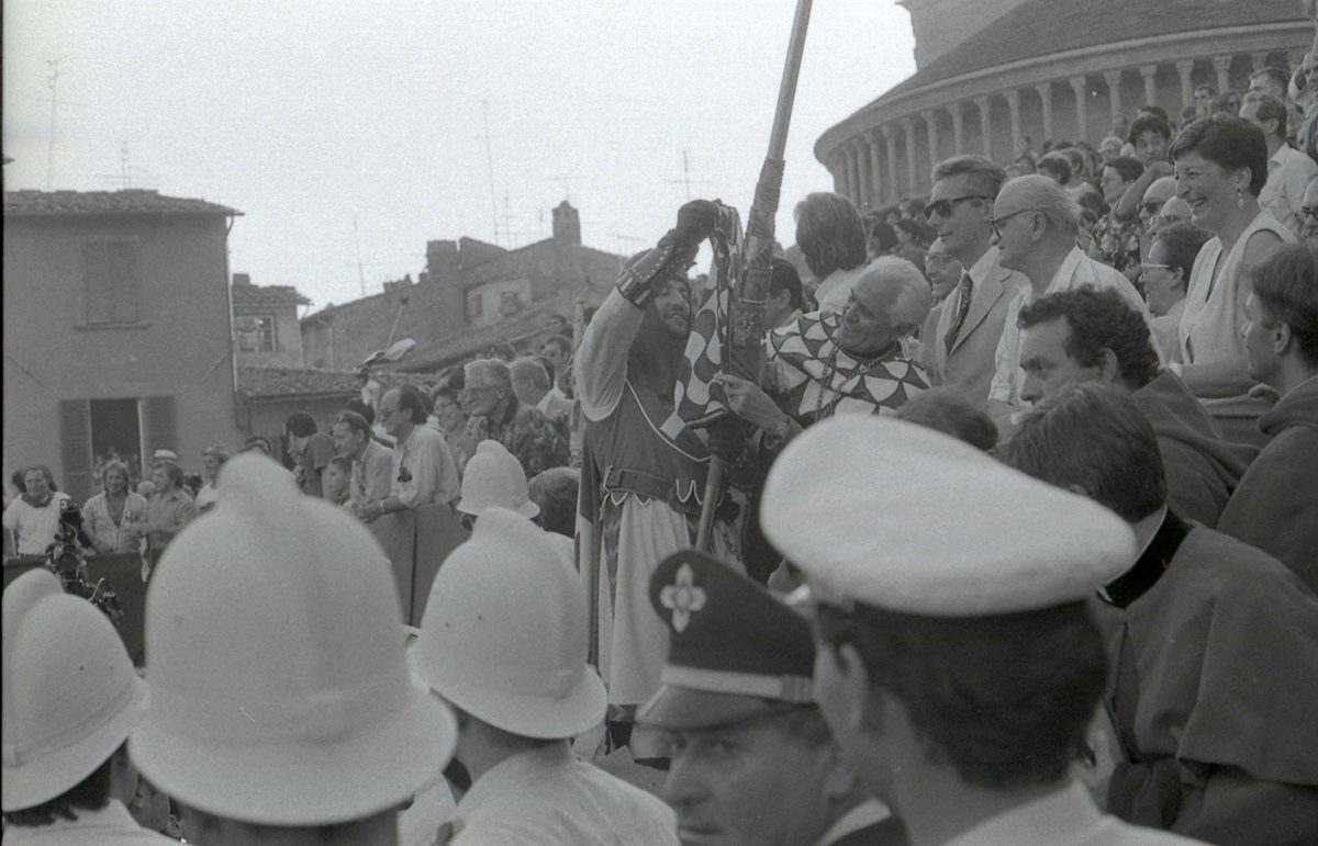 Arezzo Giostra del Saracino 1994 Agenti della Polizia municipale con gli elmetti durante la Giostra del Saracino di Arezzo del 1994