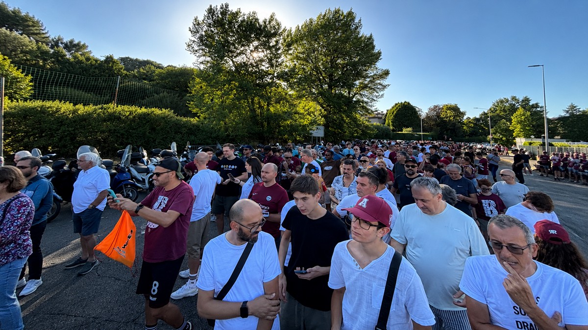 Tifosi in coda allo stadio, immagine di archivio per la prevendita di Empoli-Arezzo