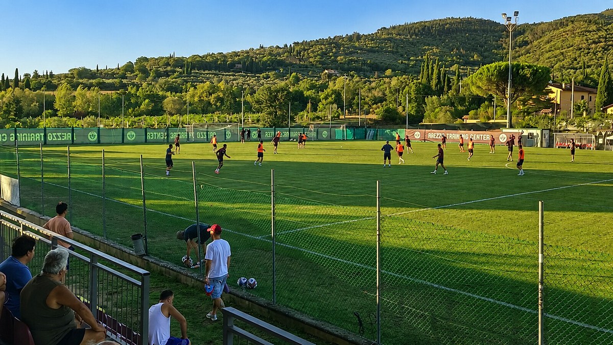 Allenamento dell’Arezzo a Rigutino verso il Palermo Giocatori dell’Arezzo durante l’allenamento serale a Rigutino