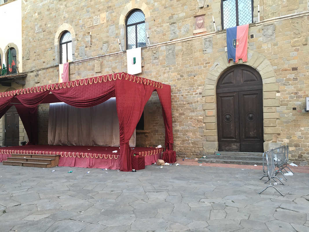 arezzo-palazzo-comunale-dopo-cerimonia-giostra-anonimo-aretino Palco davanti al Palazzo Comunale di Arezzo con cartacce e bottiglie a terra dopo la cerimonia dell'estrazione delle carriere
