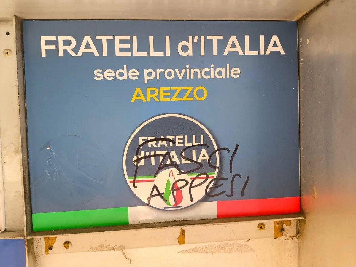 arezzo-sede-fratelli-italia-imbrattata-latorraca