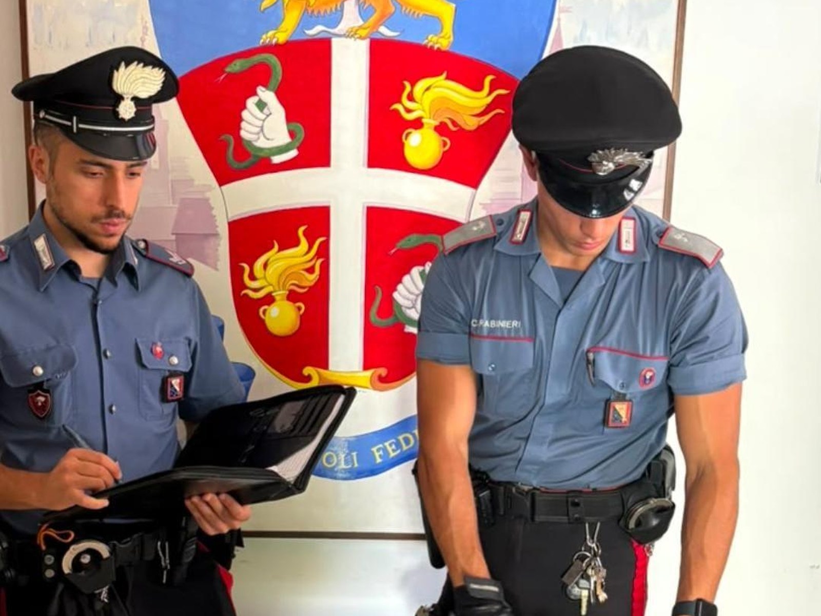 Carabinieri della Compagnia di Sansepolcro durante la presentazione del materiale sequestrato