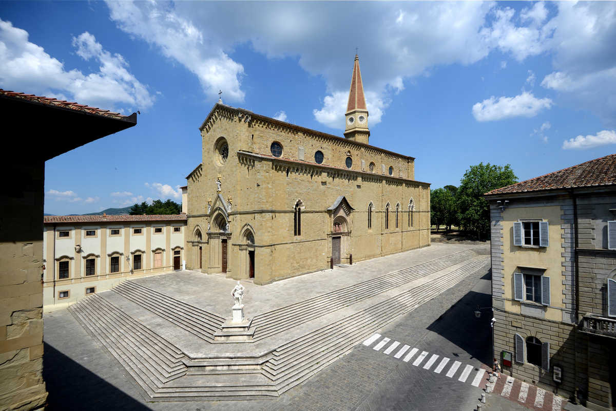 Veduta esterna del Duomo di Arezzo e della scalinata in piazza del Duomo