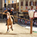 avaliere di Porta Santo Spirito durante la prima giornata di prove della Giostra del Saracino 2026 in Piazza Grande ad Arezzo