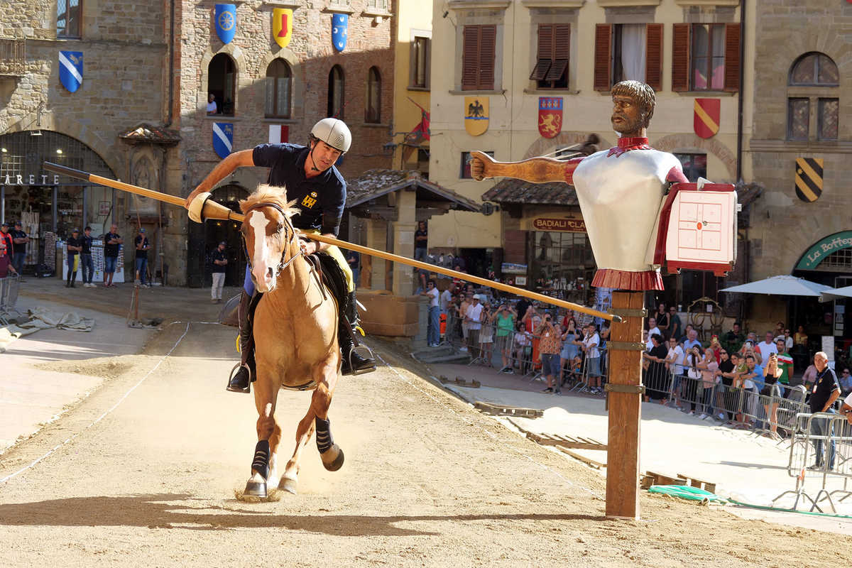 avaliere di Porta Santo Spirito durante la prima giornata di prove della Giostra del Saracino 2026 in Piazza Grande ad Arezzo