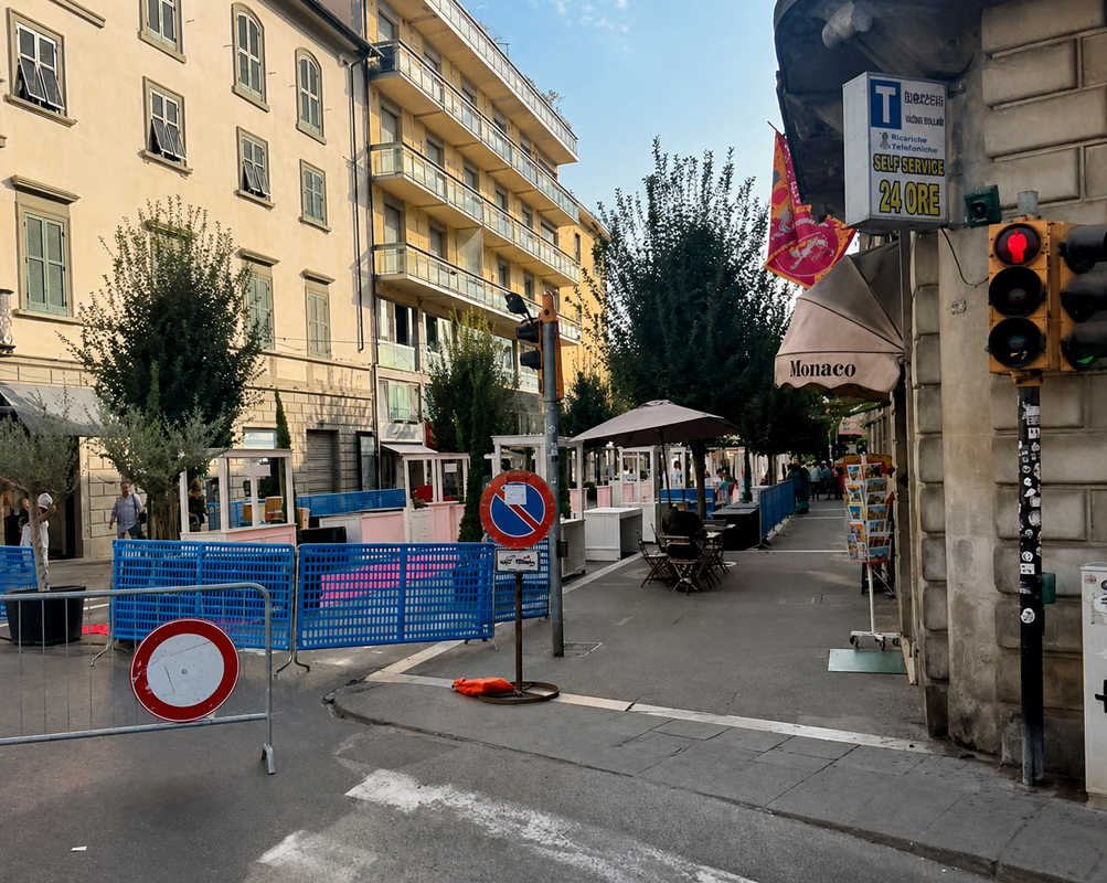 Via Guido Monaco chiusa con transenne durante l’evento Assaggi d’autore ad Arezzo