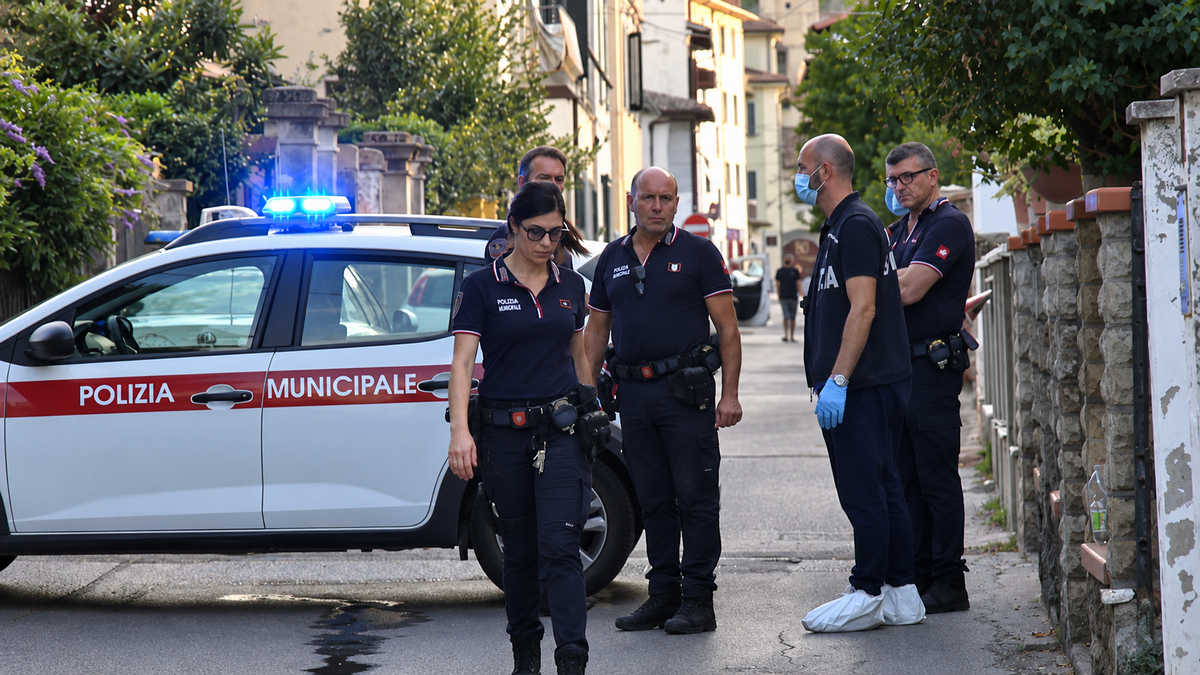 Forze dell'ordine sul luogo dell’aggressione in via Piave a Montevarchi