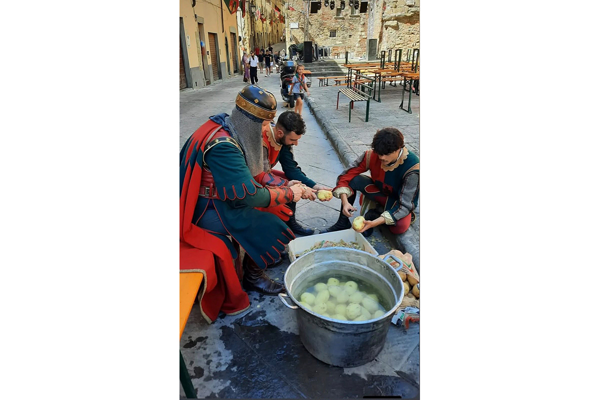 Preparativi per la cena propiziatoria di Porta Crucifera con Mario Francoia, Matteo Bruni e Gianmatteo Marmorini impegnati a pelare le patate.