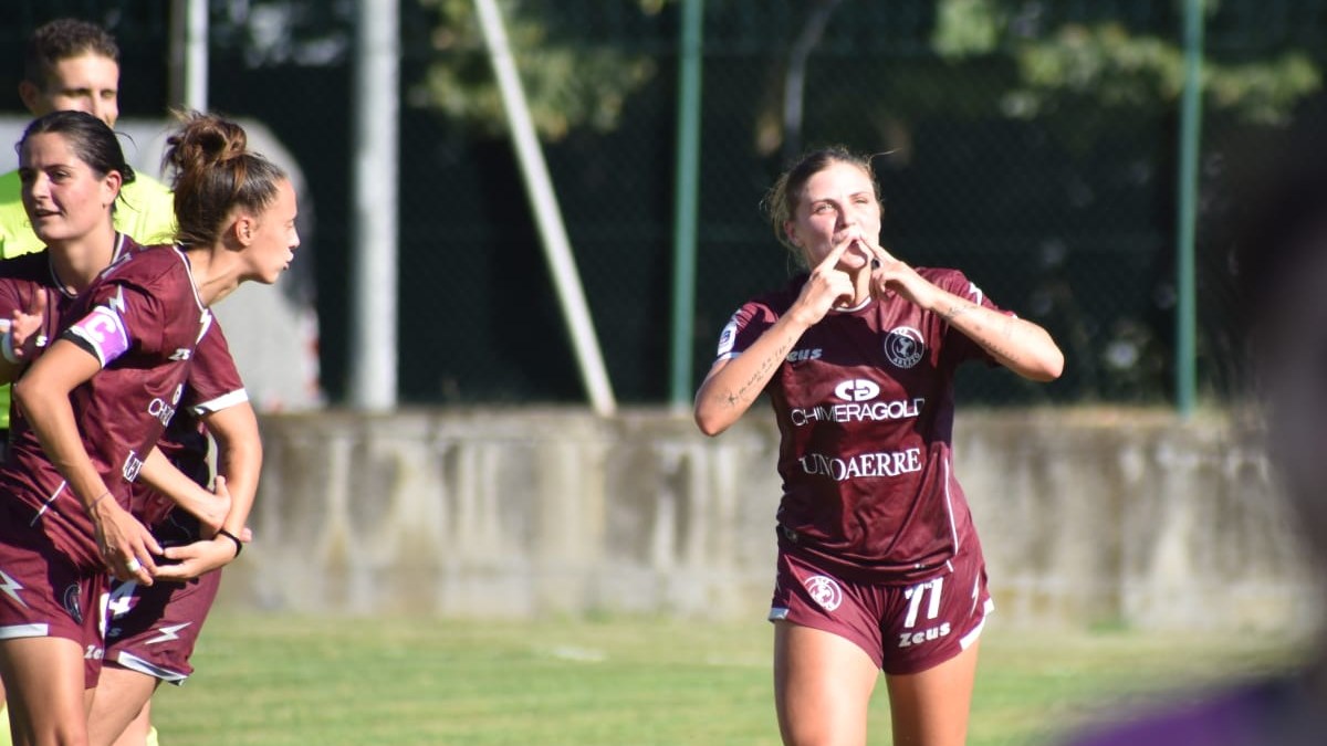 Martino dell’ACF Arezzo festeggia il gol della vittoria contro il San Marino Academy.