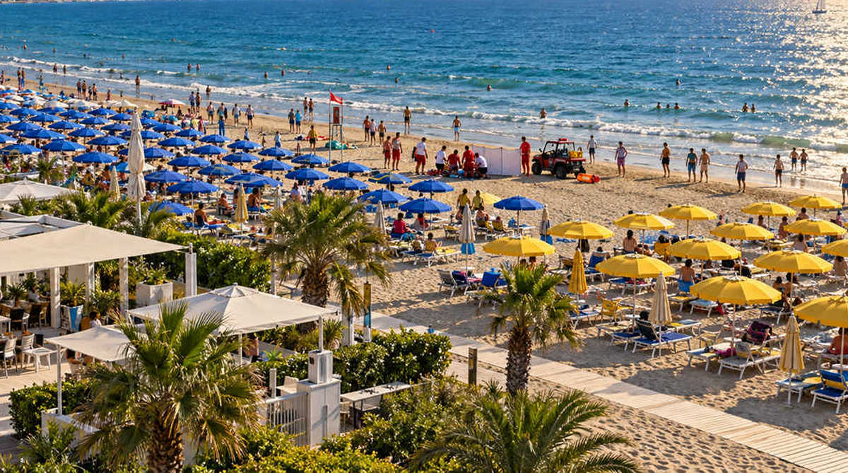 alba-adriatica-spiaggia-atlas-malore-turista Spiaggia di Alba Adriatica con intervento dei soccorritori, immagine illustrativa generata con intelligenza artificiale