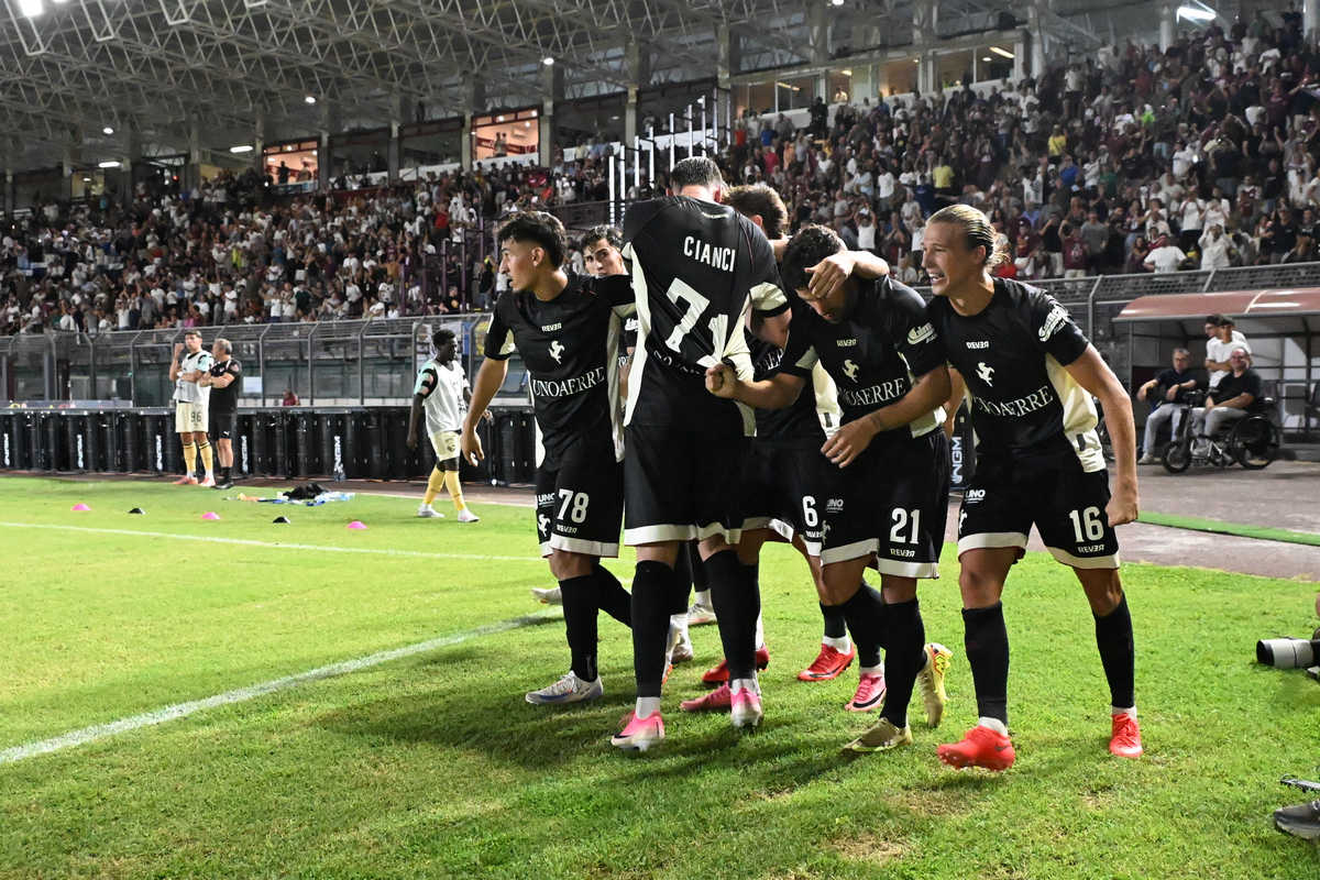 L’esultanza amaranto durante Arezzo-Palermo allo stadio Città di Arezzo