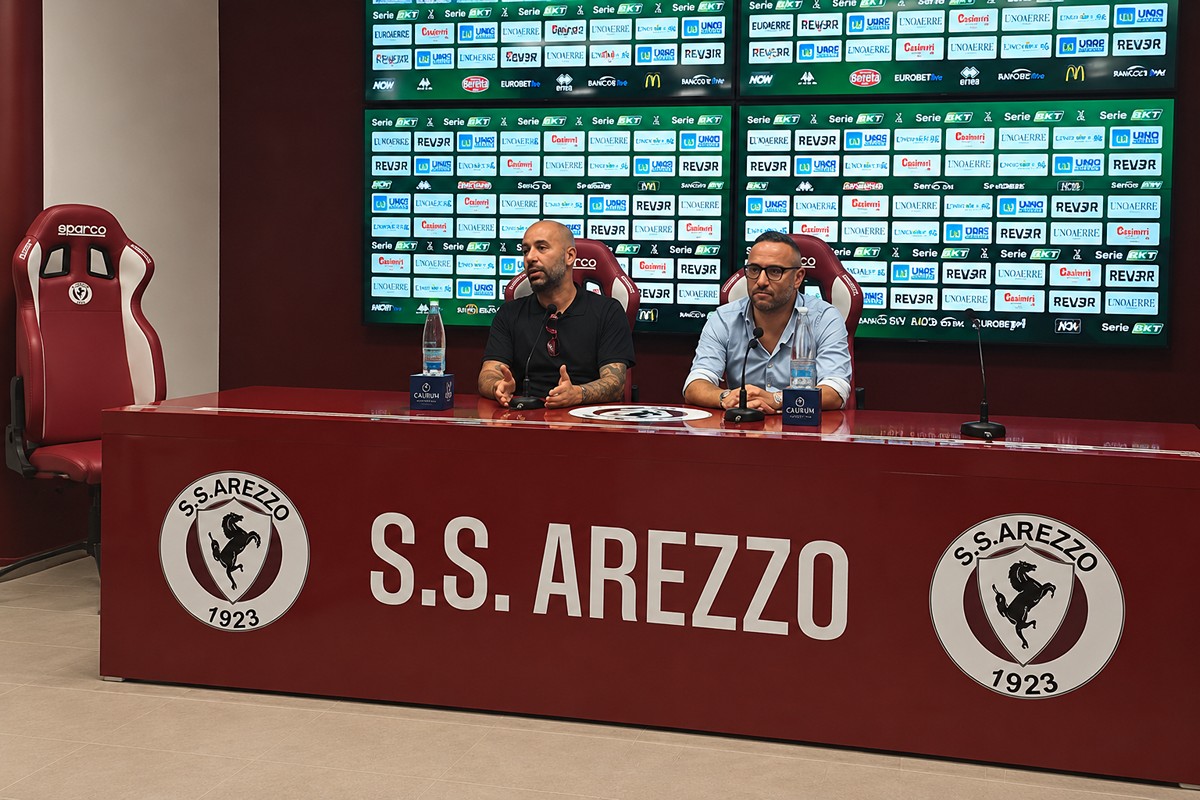 calice-amaranto-cutolo-bucchi-conferenza-stampa Cutolo e Bucchi seduti al tavolo della conferenza stampa dell’S.S. Arezzo
