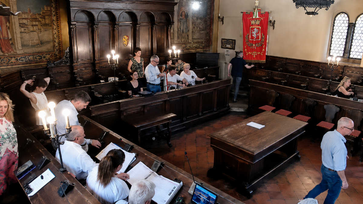 cortona-consiglio-comunale-polemica-sicurezza-pd Seduta nella Sala del Consiglio comunale di Cortona durante un incontro istituzionale
