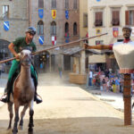 Cavaliere durante la simulata della Giostra del Saracino in Piazza Grande ad Arezzo
