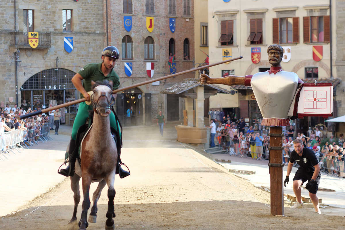 Cavaliere durante la simulata della Giostra del Saracino in Piazza Grande ad Arezzo