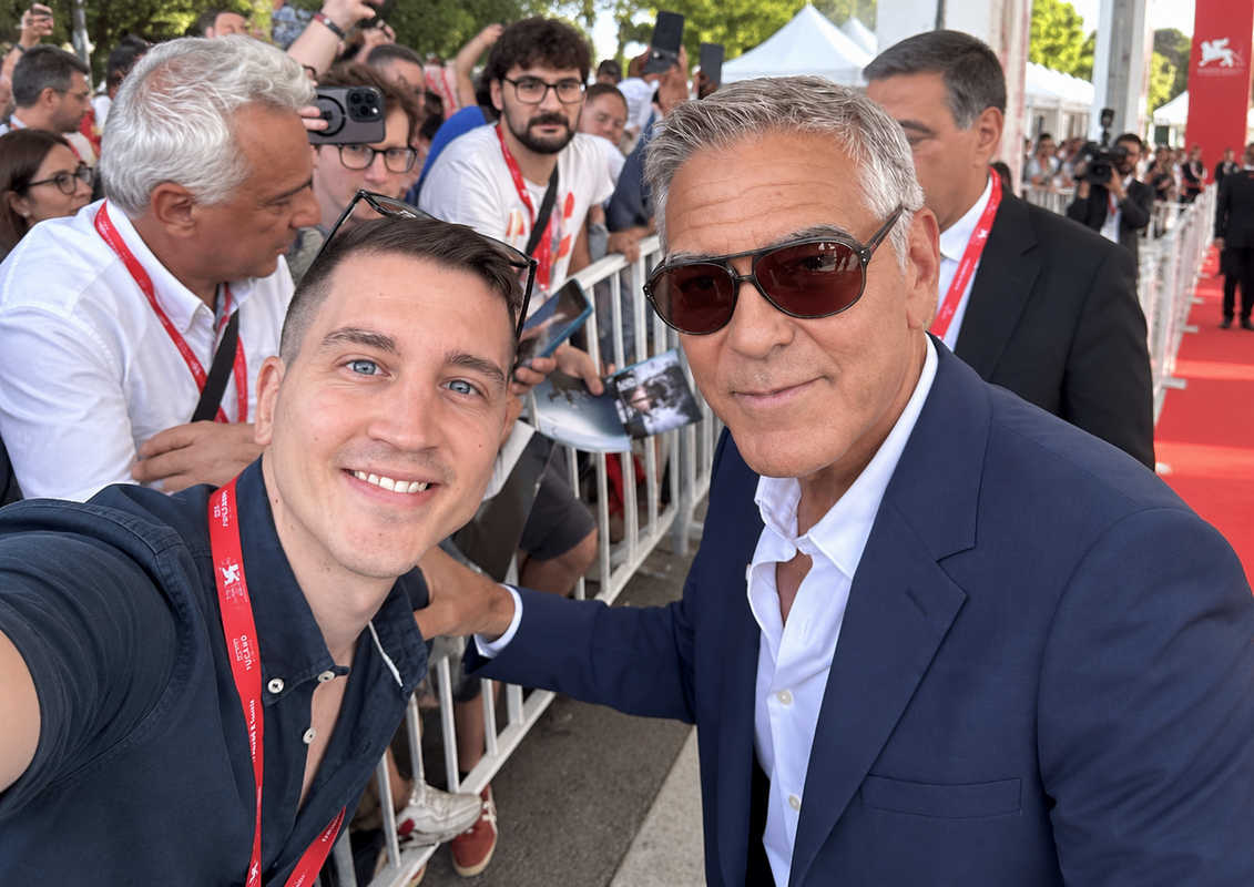 Appassionato con smartphone tra fotografi e star alla Mostra del Cinema di Venezia