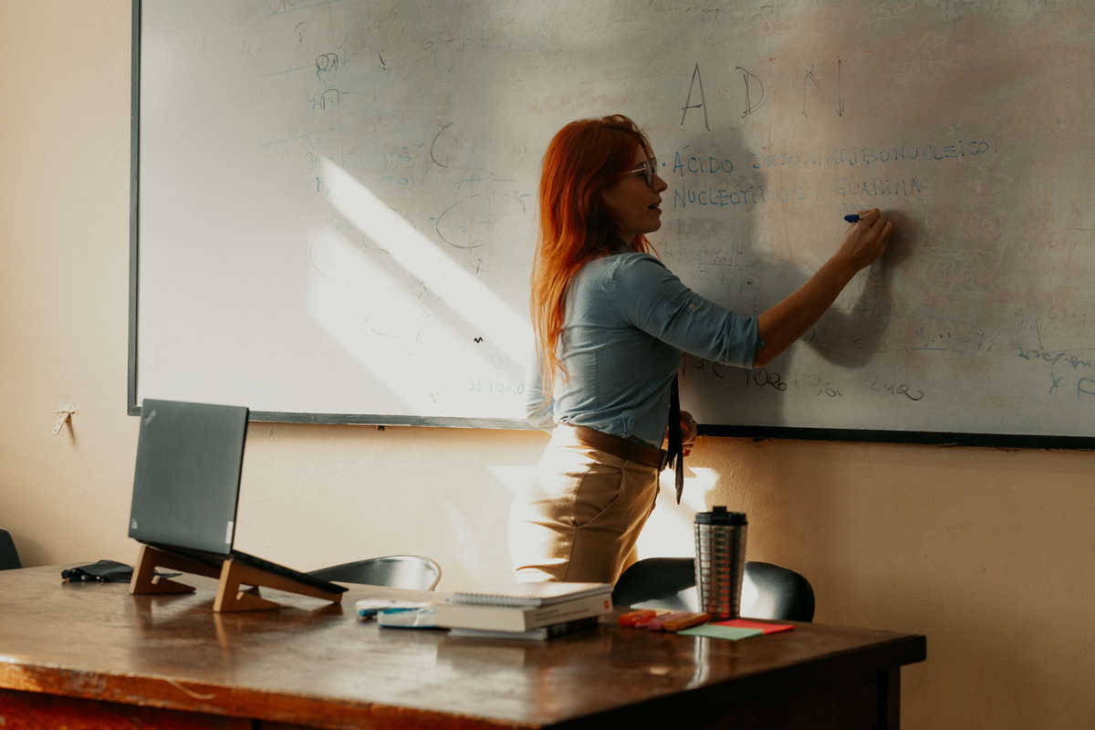 Docente in aula durante una lezione, immagine di repertorio