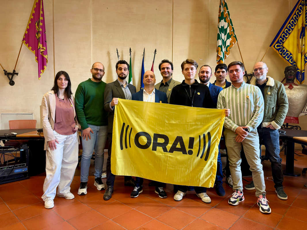 ora-via-fiorentina-commissione-speciale-arezzo Esponenti di ORA! con lo striscione del movimento ad Arezzo