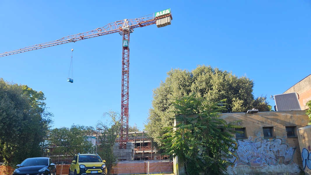 Colle del Pionta, cantiere ed edifici esistenti Colle del Pionta ad Arezzo, cantiere in corso tra edifici e strutture esistenti