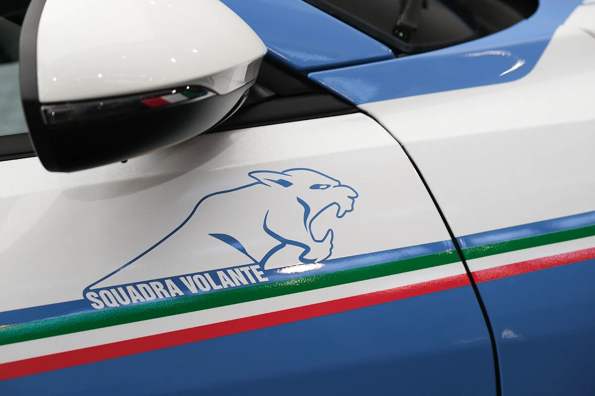 Auto della Squadra Volante della Polizia di Stato durante i controlli