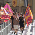 Quartieristi con le bandiere sugli spalti durante le prove della Giostra del Saracino