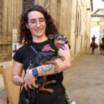 Spettatrice con un cane durante le prove della Giostra del Saracino ad Arezzo