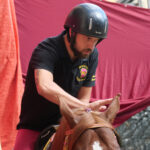 Giostratore a cavallo in attesa della carriera di prova