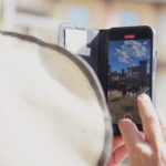 Una spettatrice fotografa Piazza Grande con il telefono durante le prove