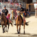 Due giostratori a cavallo entrano nella lizza di Piazza Grande