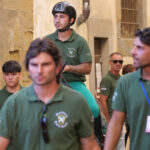 Giovane accompagna un cavallo bianco prima delle prove in Piazza Grande