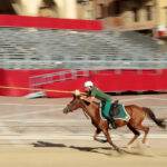 Due addetti controllano le schede durante le prove della Giostra