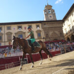 Giostratore in verde al galoppo con la lancia in Piazza Grande