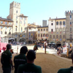 Giostratore a cavallo davanti alle tribune durante le prove