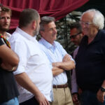 Giostratore a cavallo attende l’ingresso nella lizza