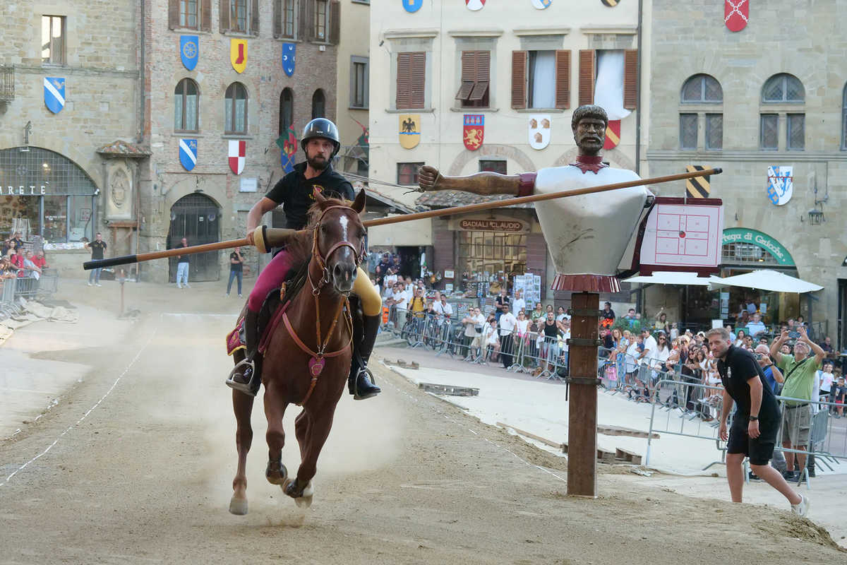 Una carriera contro il Buratto durante il terzo giorno di prove in Piazza Grande.